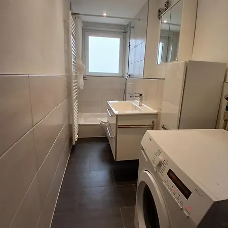 3 Wohnung, Netflix, Balkon, Skyline Blick
