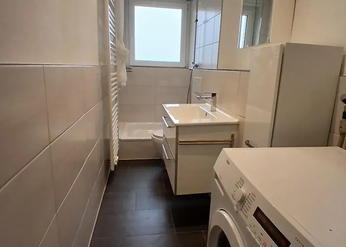 3 Wohnung, Netflix, Balkon, Skyline Blick